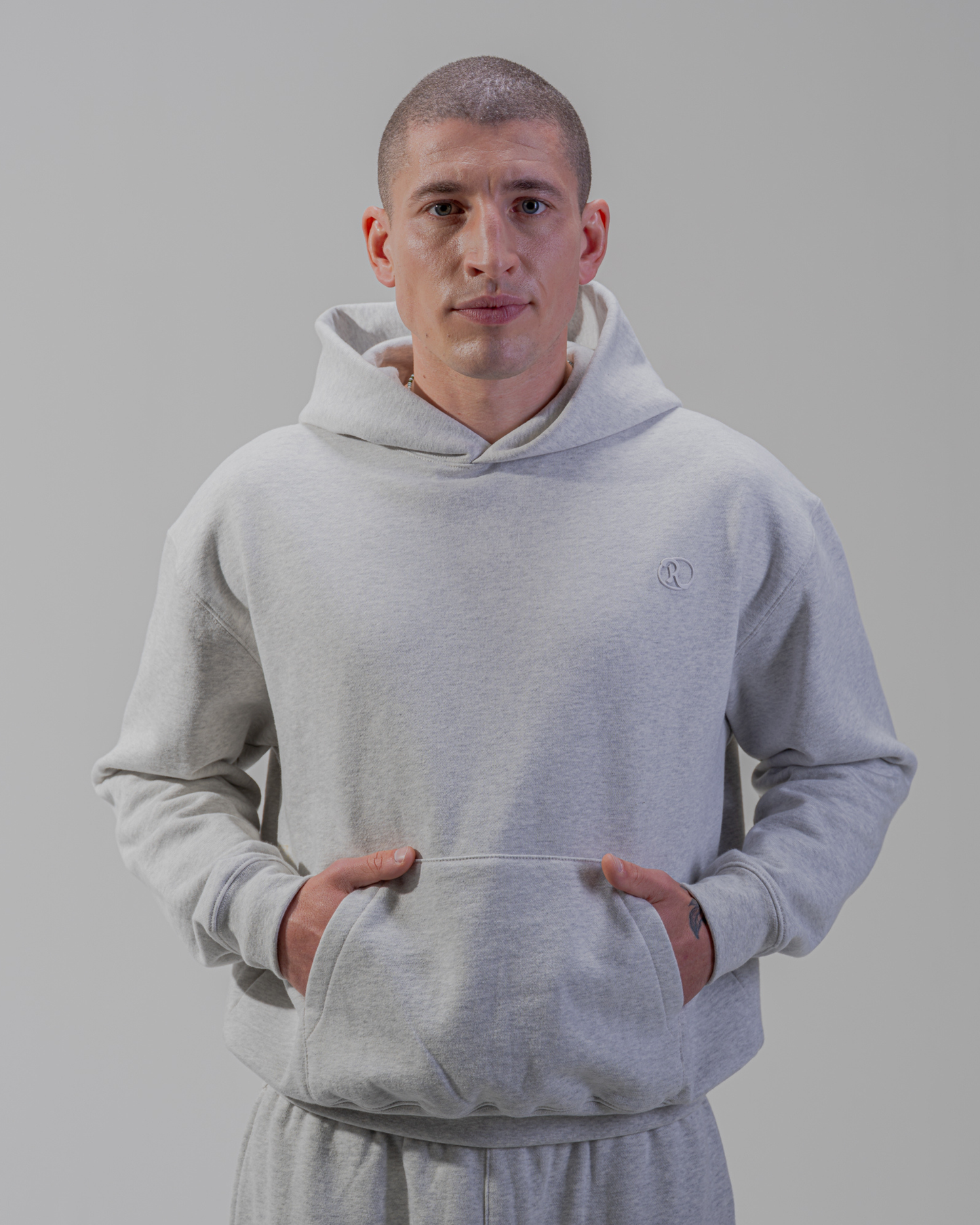 SUDADERA CON CAPUCHA [GRIS]