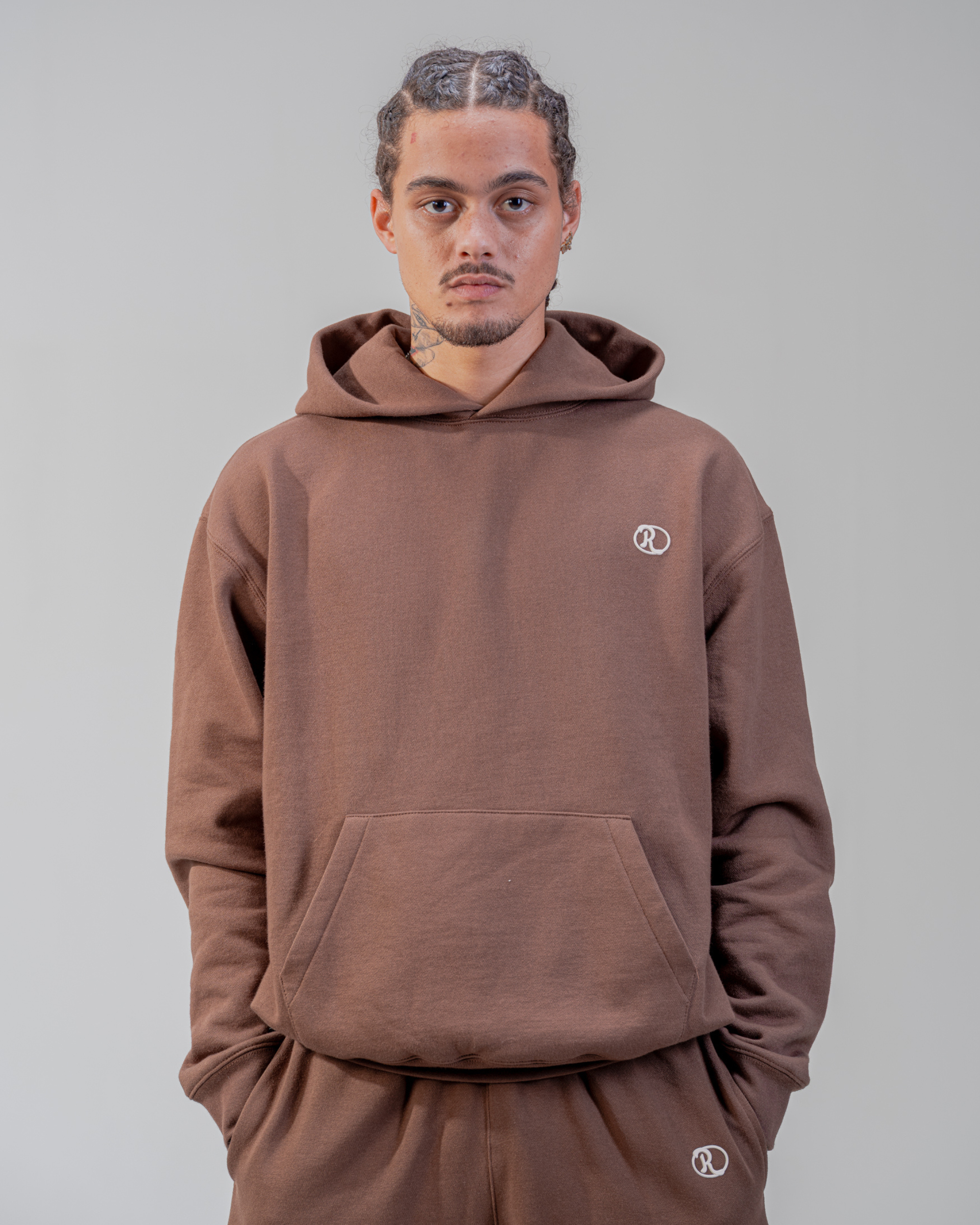 FELPA CON CAPPUCCIO [MOCHA]