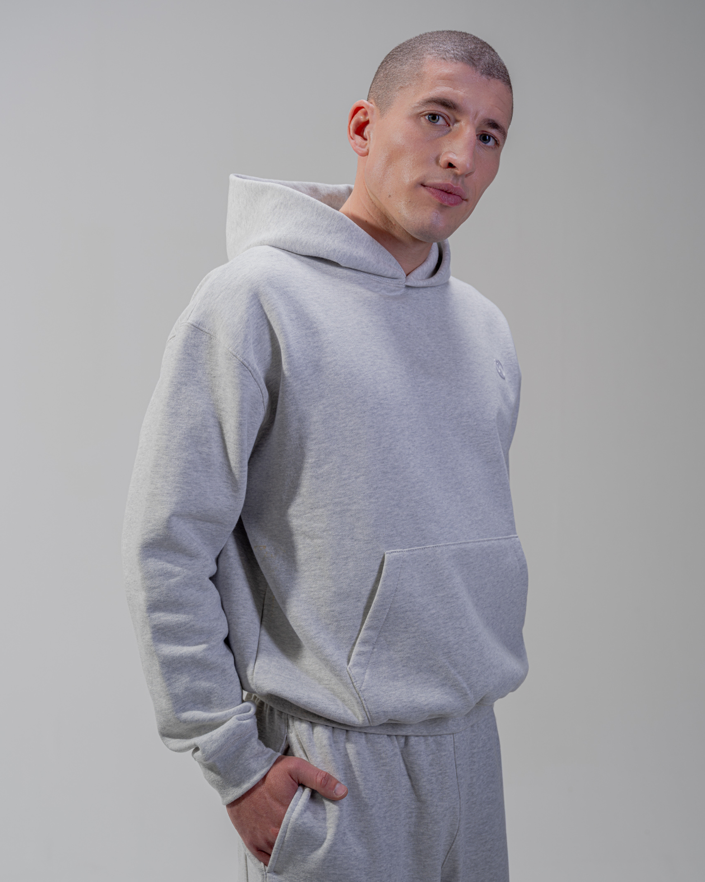 SUDADERA CON CAPUCHA [GRIS]