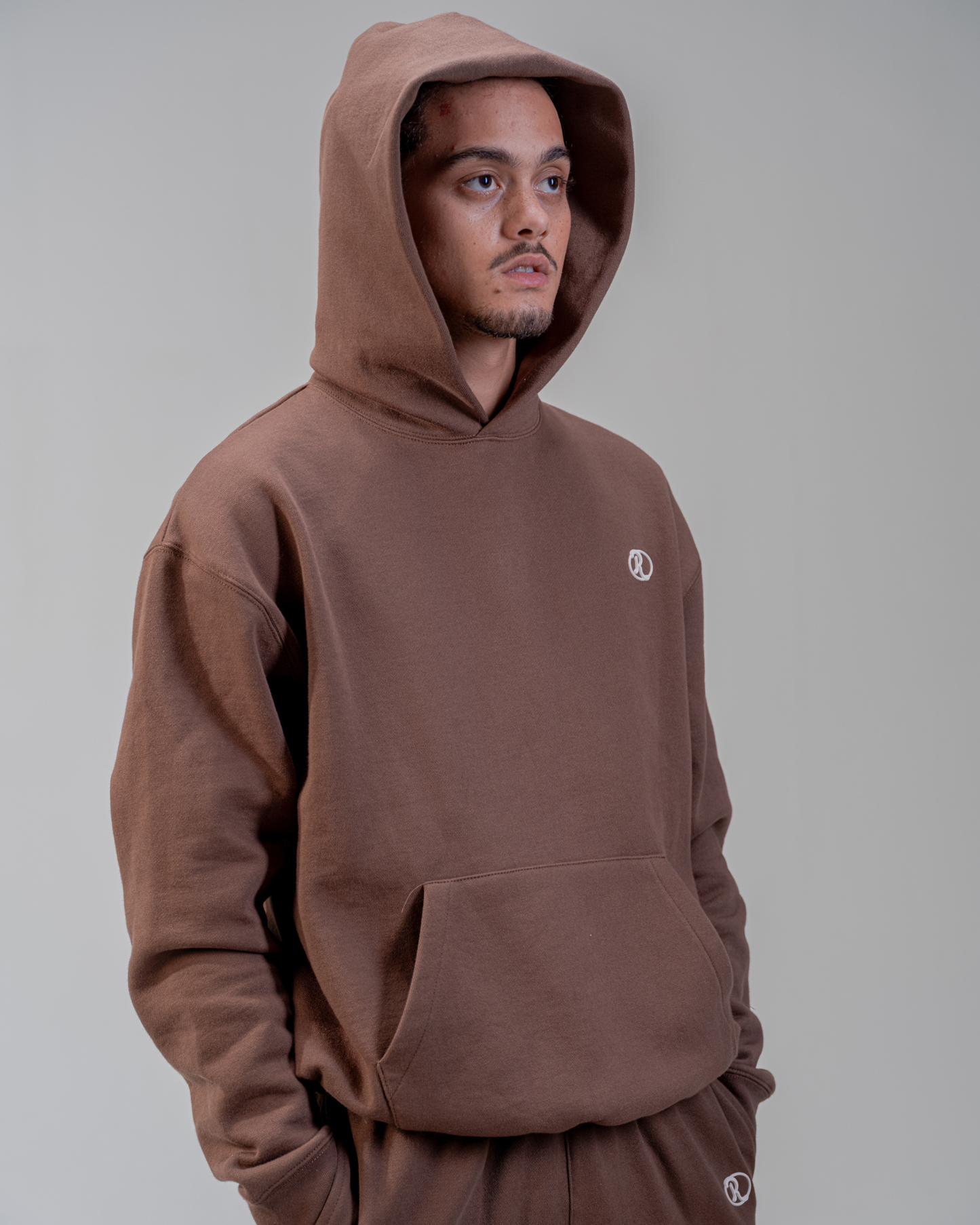 FELPA CON CAPPUCCIO [MOCHA]