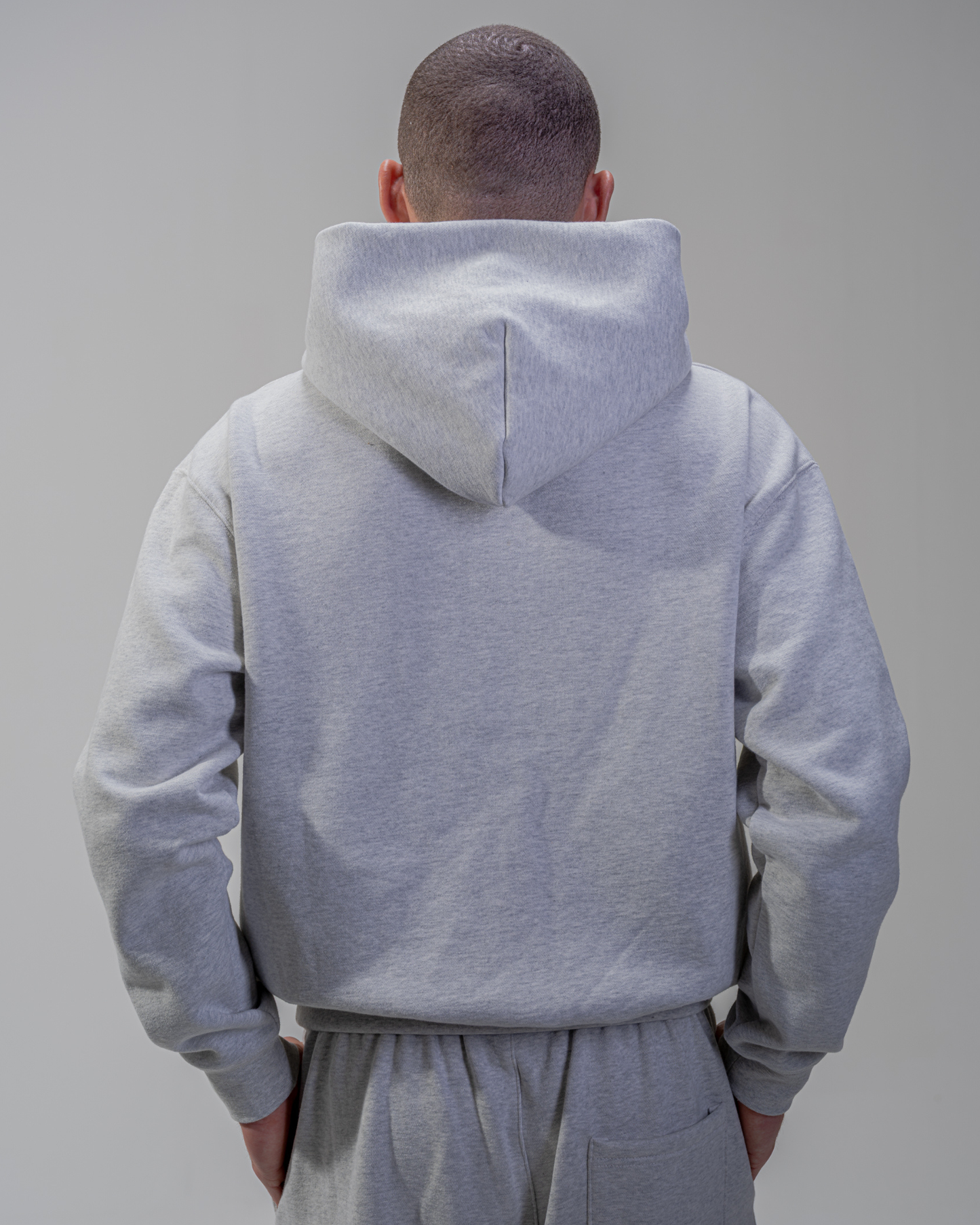 SUDADERA CON CAPUCHA [GRIS]