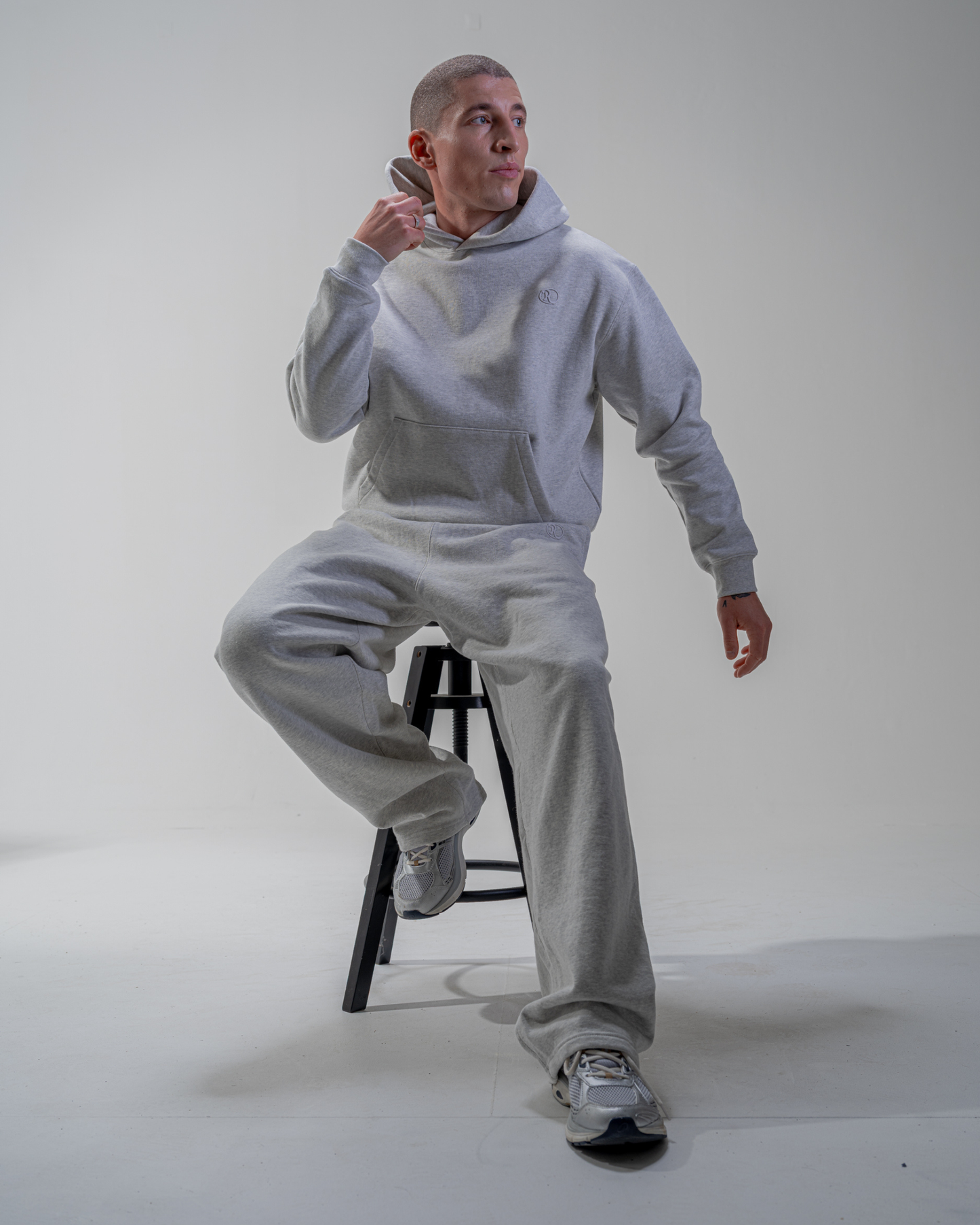 SUDADERA CON CAPUCHA [GRIS]