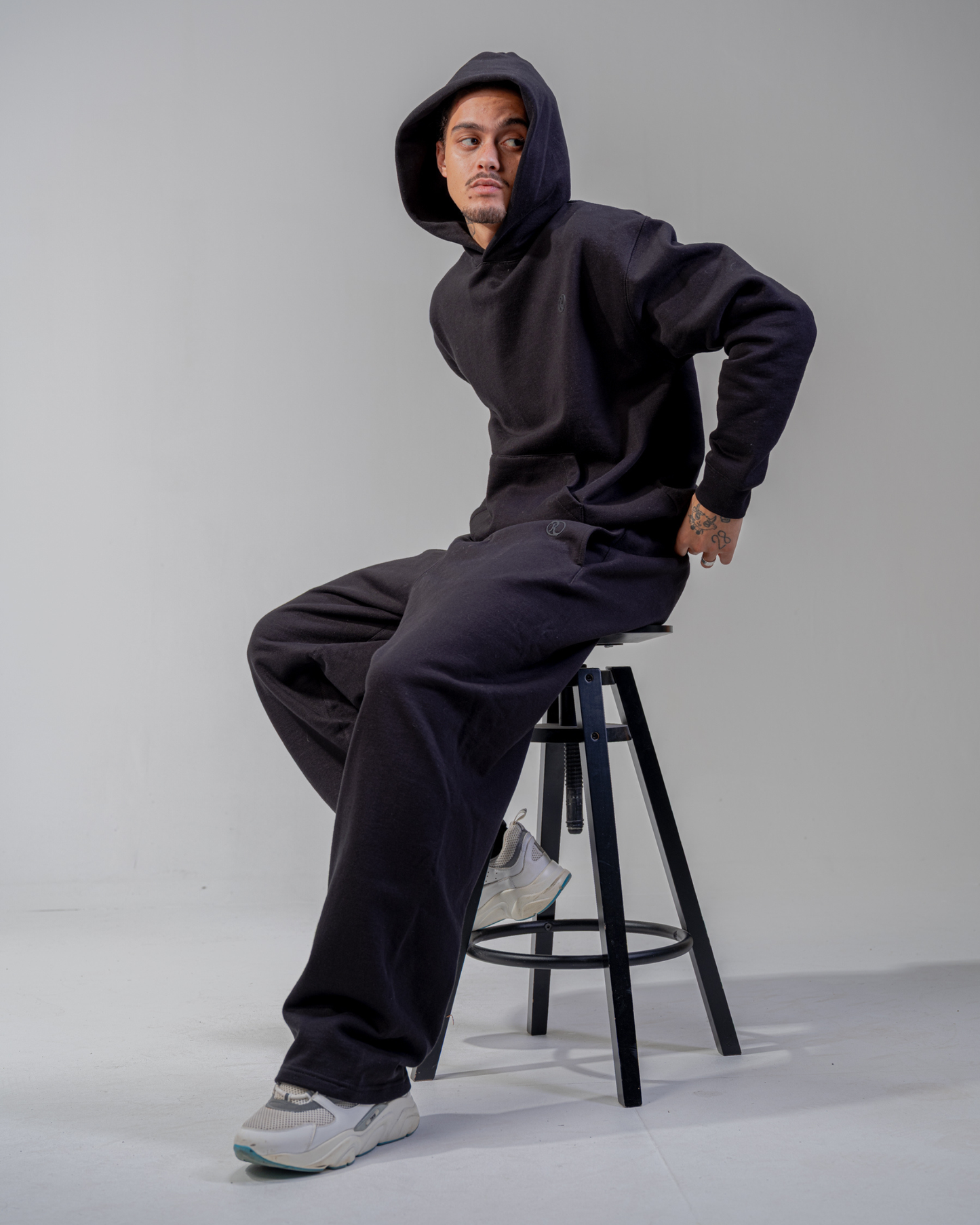 KAPUZENPULLOVER [SCHWARZ]