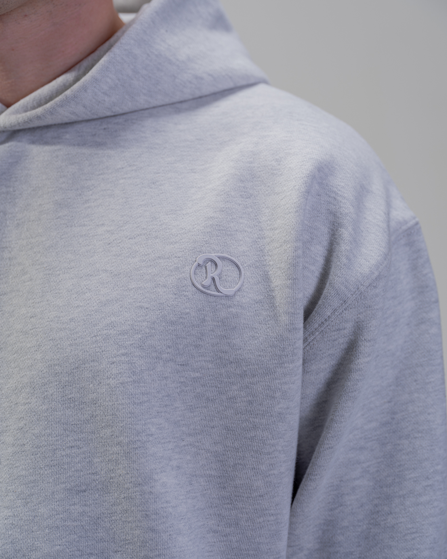 SUDADERA CON CAPUCHA [GRIS]