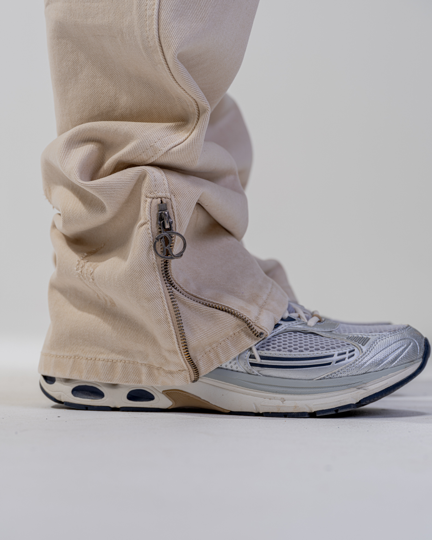 FLARE FIT ZIPPED JEAN [BEIGE]